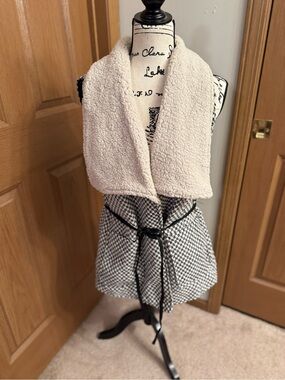 Woman’s Vintage Cozy Sherpa Vest - Cream/Black NWT
